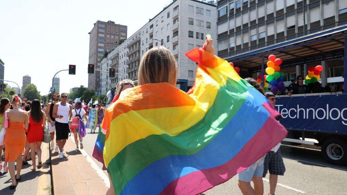 La parata Lgbtq+ a Milano, nel giorno in cui si celebra il Pride