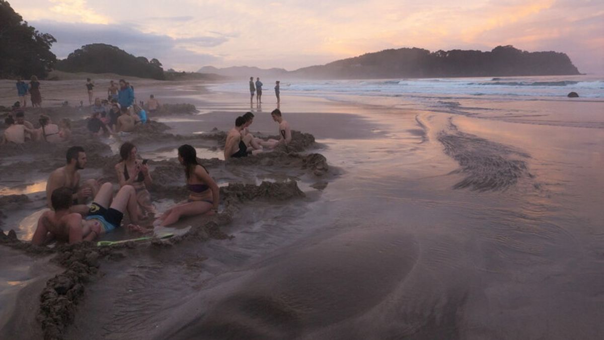  Hot Waters Beach, Nuova Zelanda: la spiaggia si trasforma in una Spa con acque calde leggermente sulfuree