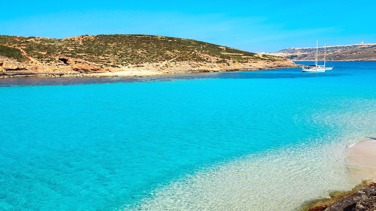 In barca a vela a Comino