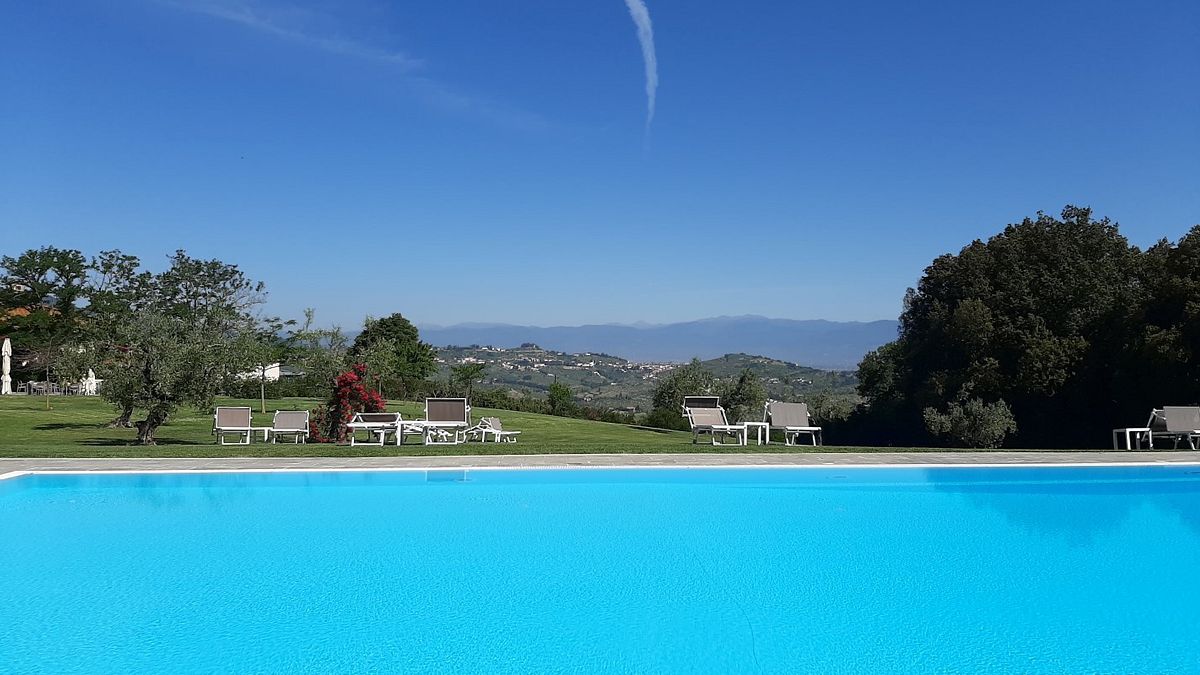  Vista sui colli toscani: la piscina di Villa Artimino, a due passi dalla villa medicea La Ferdinanda