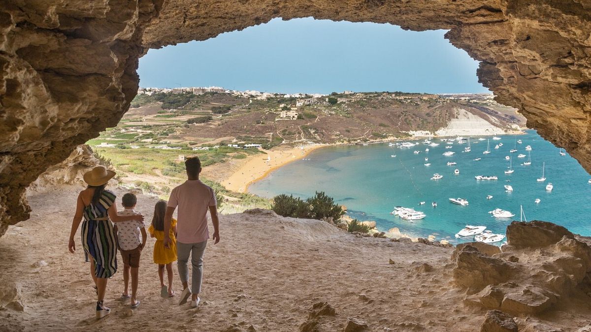 Mixta Cave con vista su Ramla Bay a Gozo