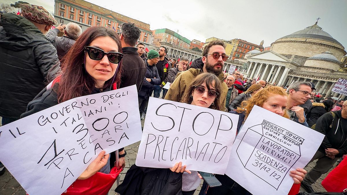 Presidio sindacati dei trasporti e precari in Piazza del Plebiscito, Napoli