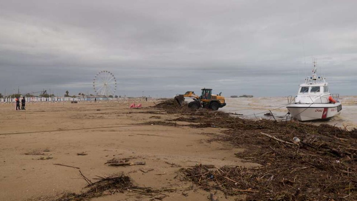 Devastata la spiaggia di Rimini