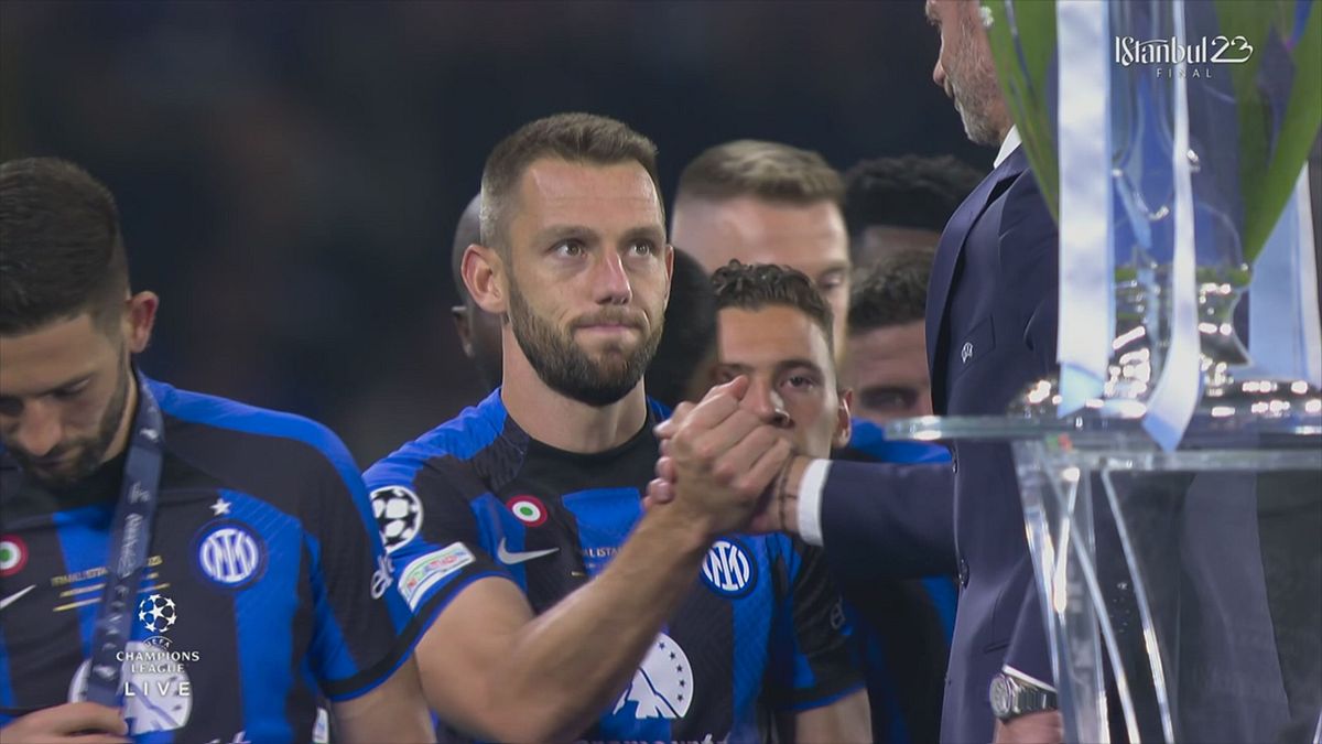 Champions League: la consegna della medaglia d'argento all'Inter