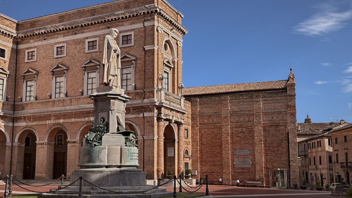 Statua di Giacomo Leopardi a Recanati