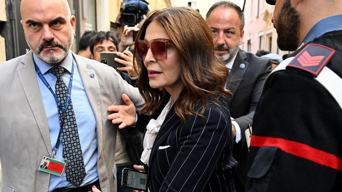 Daniela Santanchè arriva all'assemblea degli eletti di Fratelli d'Italia nell'Auletta dei gruppi parlamentari della Camera dei Deputati