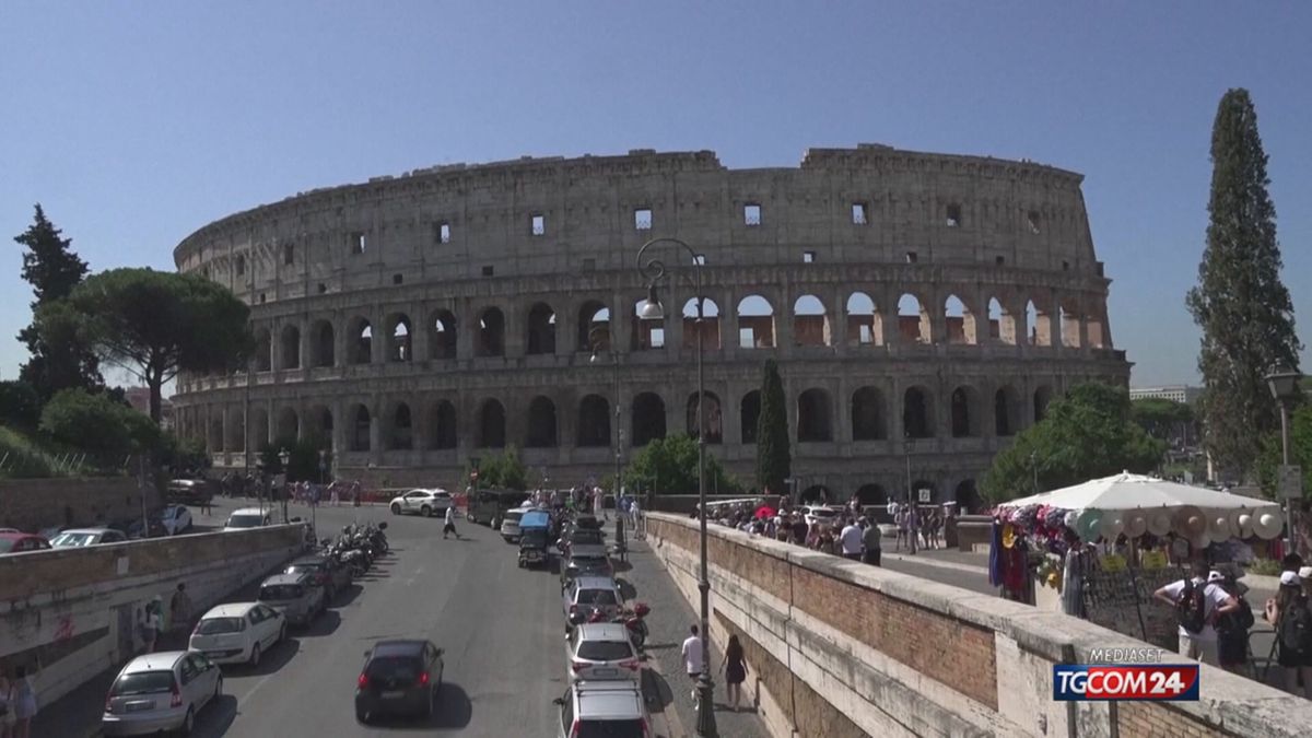 Colosseo: le immagini di tutti gli atti vandalici