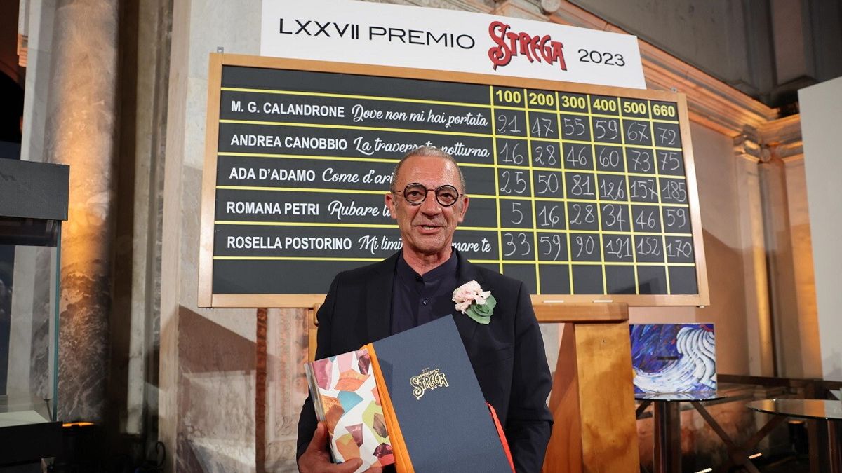 Alfredo Favi, il marito di Ada d'Adamo, ritira il Premio Strega 2023