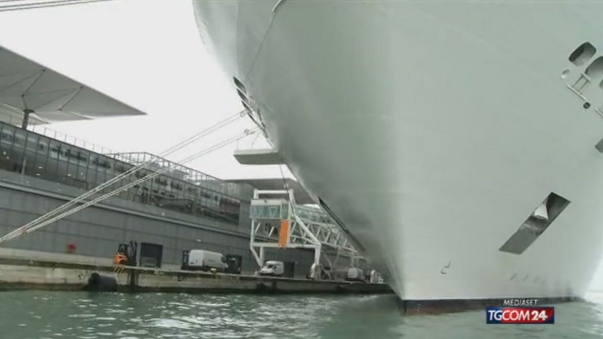 Venezia, nave da crociera sfonda la banchina