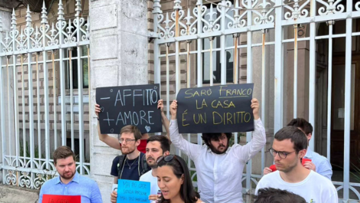 Ilaria Lamera questa mattina davanti all'ex ospedale militare di Baggio, a Milano