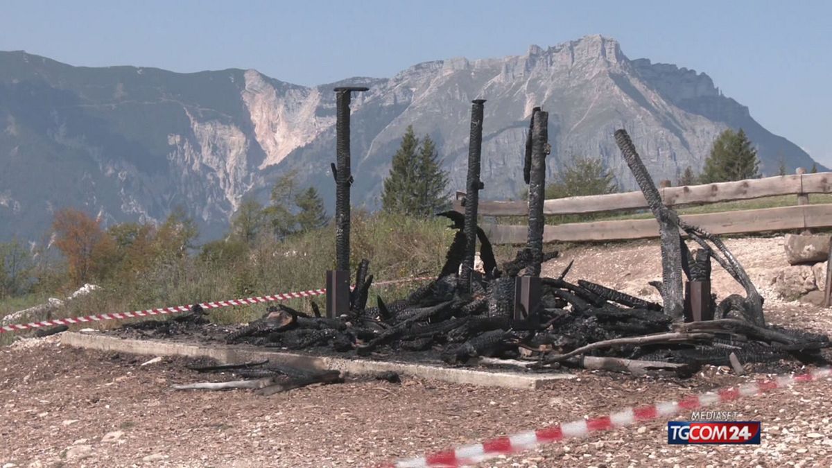 A fuoco il Drago di Vaia: distrutta l'opera sull'Alpe Cimbra