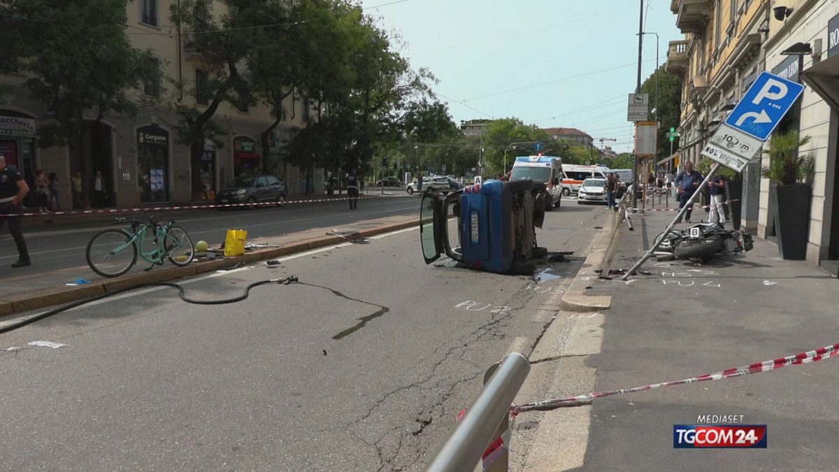 Milano, un'altra ciclista travolta: è grave