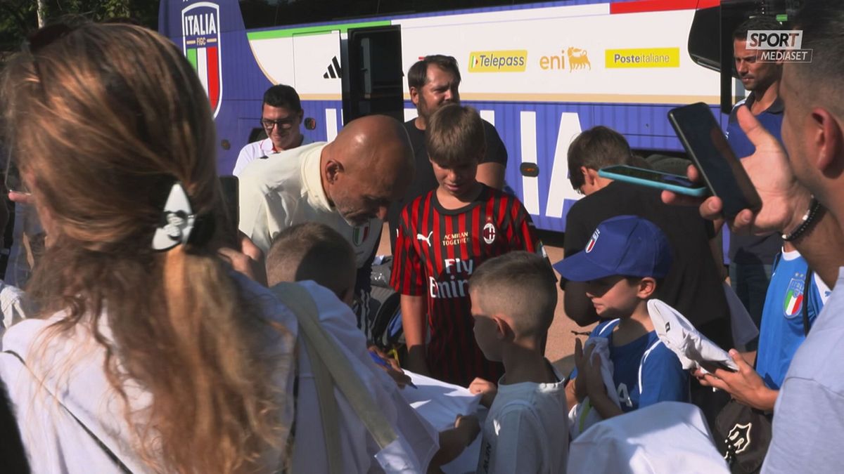 Spalletti e i giocatori firmano autografi ai tifosi