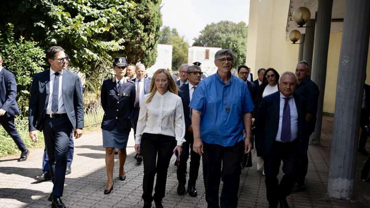 Giorgia Meloni a Caivano incontra il parroco don Maurizio Patriciello