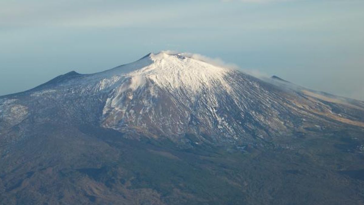 Una veduta aerea del vulcano. 