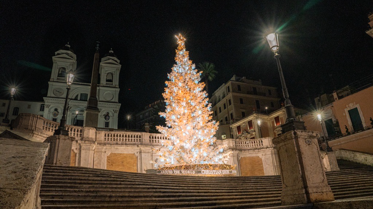 A Dior Holiday Story: l'albero di Natale della maison in piazza di Spagna a Roma. Alto 13 metri, è adornato da oltre 700 farfalle dorate e flaconi luminosi delle sue più celebri fragranze 