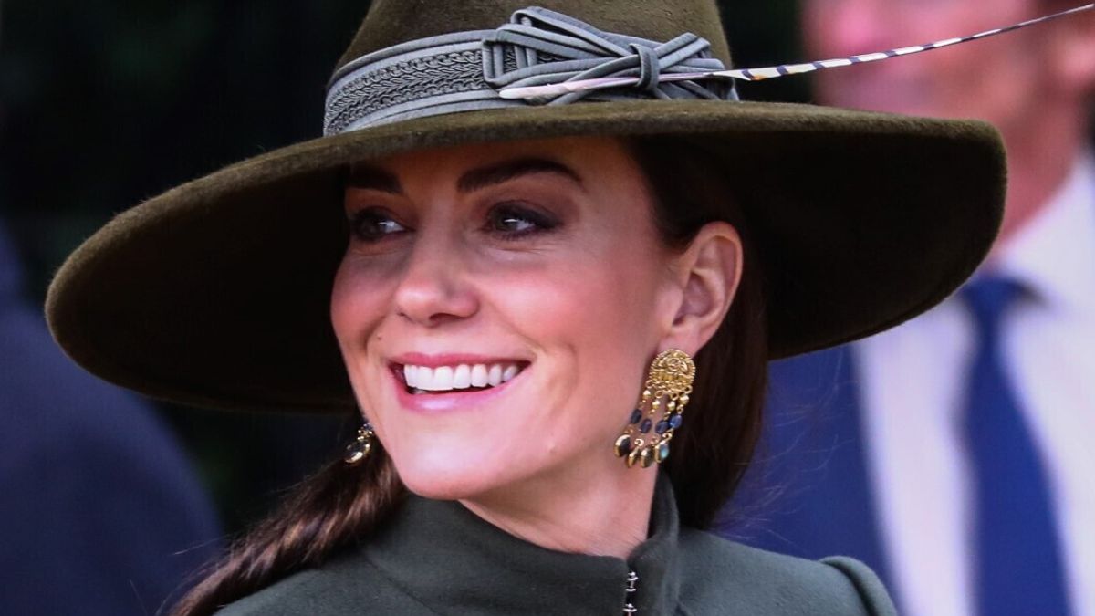 Kate Middleton nel 2022 a Sandringham, durante la tradizionale "walkabout", la passeggiata per salutare la folla di tutta la famiglia reale prima della messa di Natale