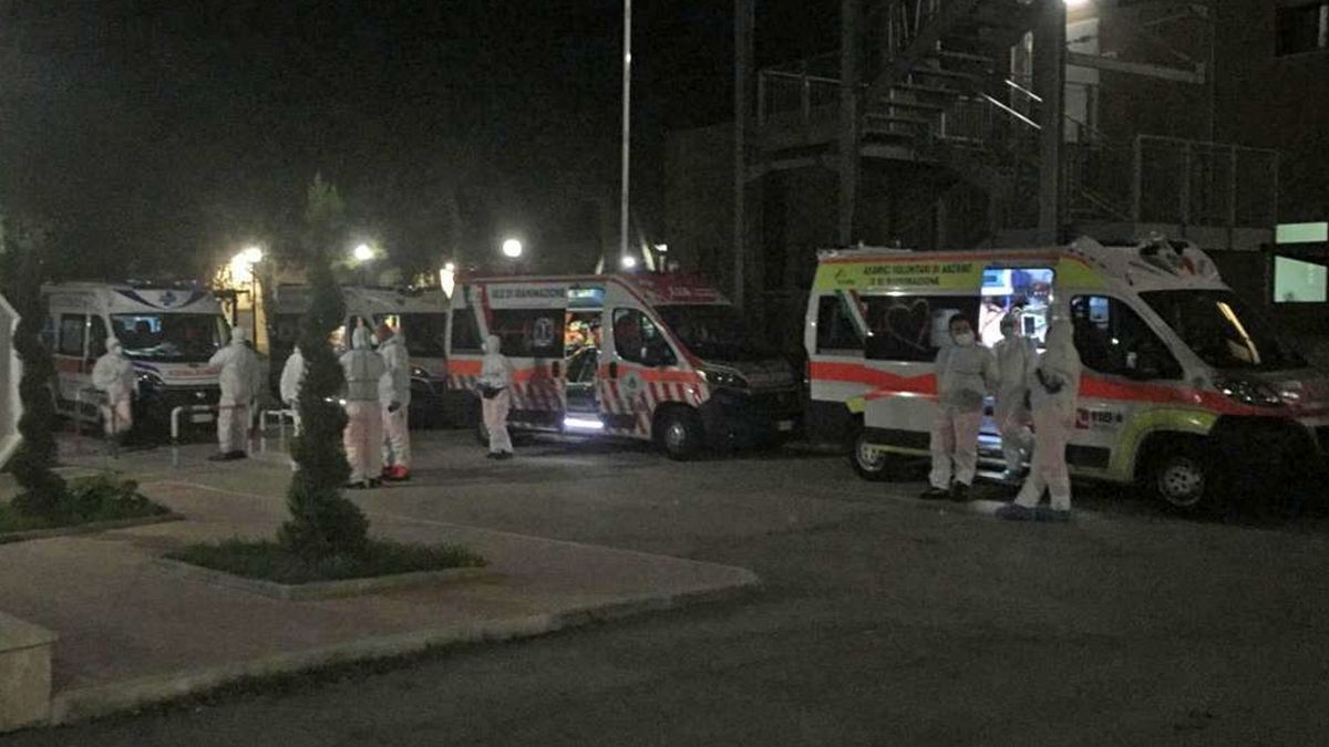  Ambulanze in fila davanti al Pronto soccorso di Foggia