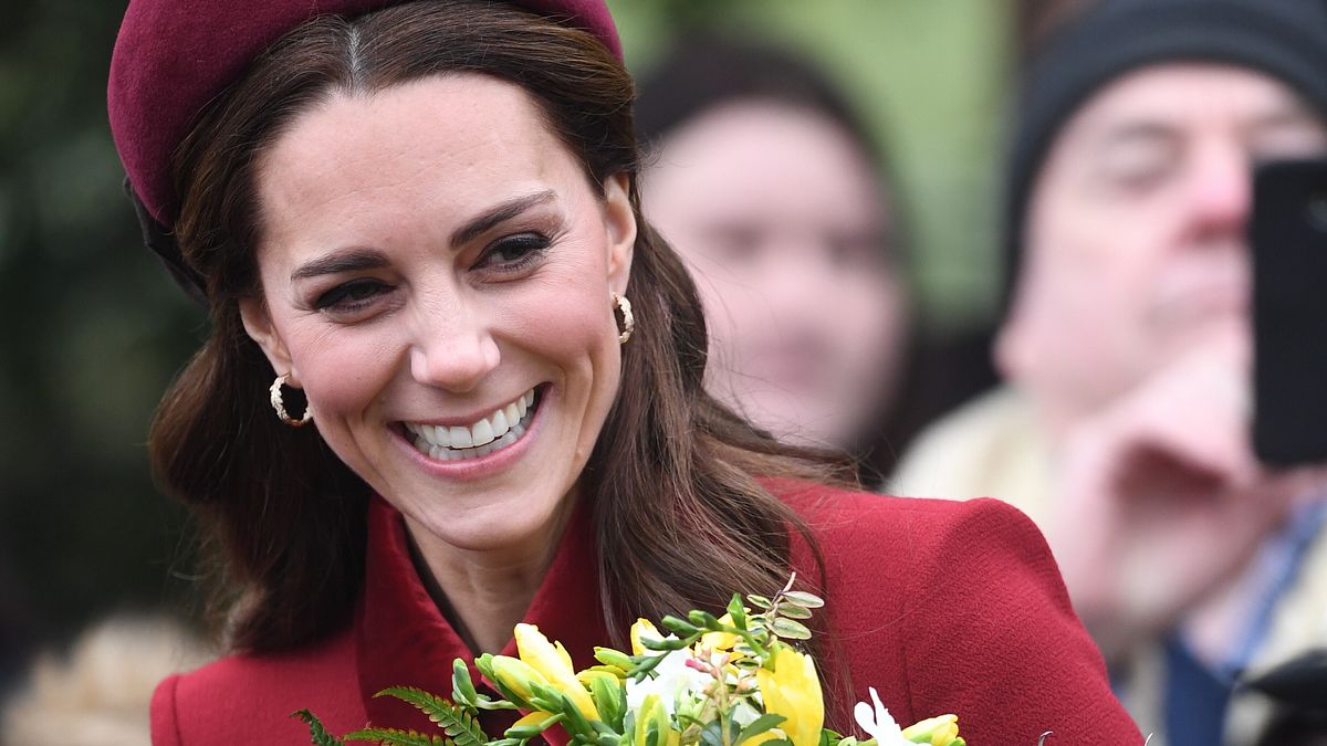 Kate Middleton nel 2018 a Sandringham, durante la tradizionale "walkabout", la passeggiata per salutare la folla di tutta la famiglia reale prima della messa di Natale