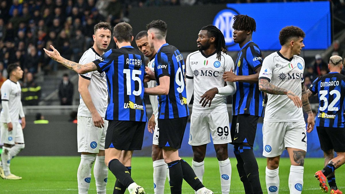 17 marzo 2024, Inter-Napoli: Juan Jesus accusa Acerbi parlando all'arbitro La Penna ("Mi ha detto: sei un n...o"), poi nel dopo partita accetta le scuse. Acerbi viene escluso dalla Nazionale per due amichevoli