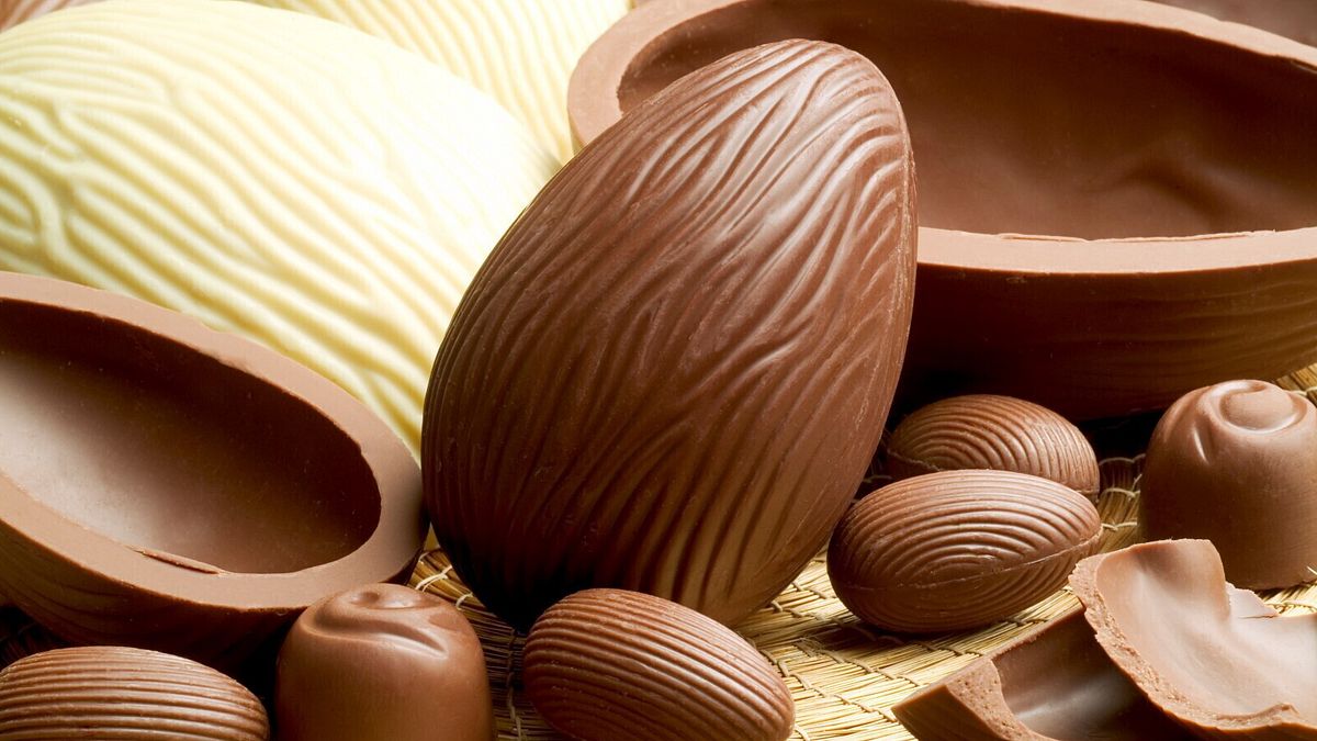 Le uova di cioccolato a Pasqua sono irrinunciabili: ci "regalano" però almeno 500 calorie per 100 grammi di cioccolato fondente. Se poi ci sono le nocciole si arriva anche a 600.