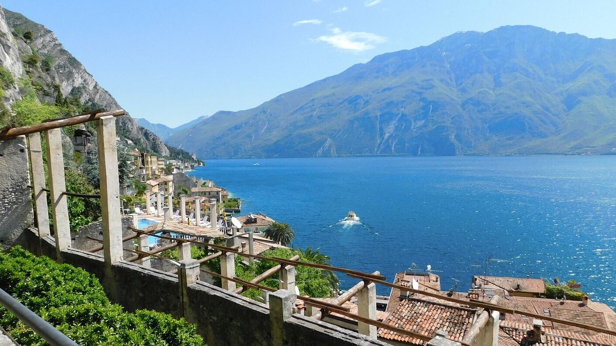 Limonaia del Castel e panorama - ph Visit Limone sul Garda