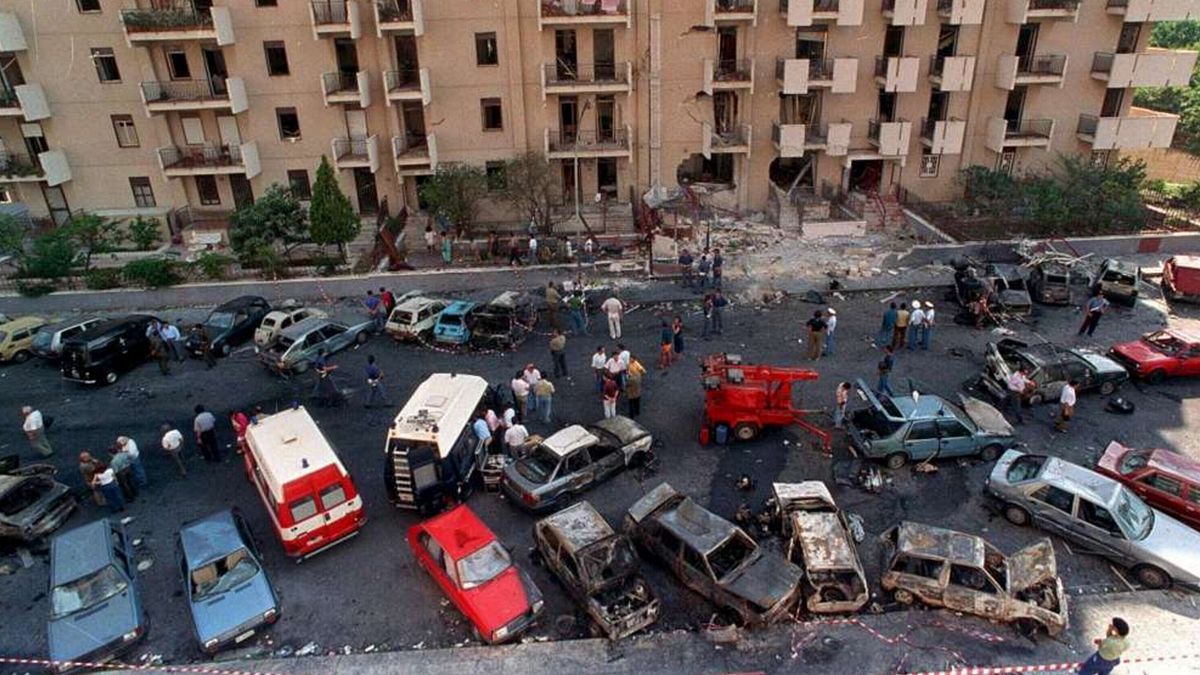 Un'immagine d'archivio che mostra la scena dell'attentato in via D'Amelio