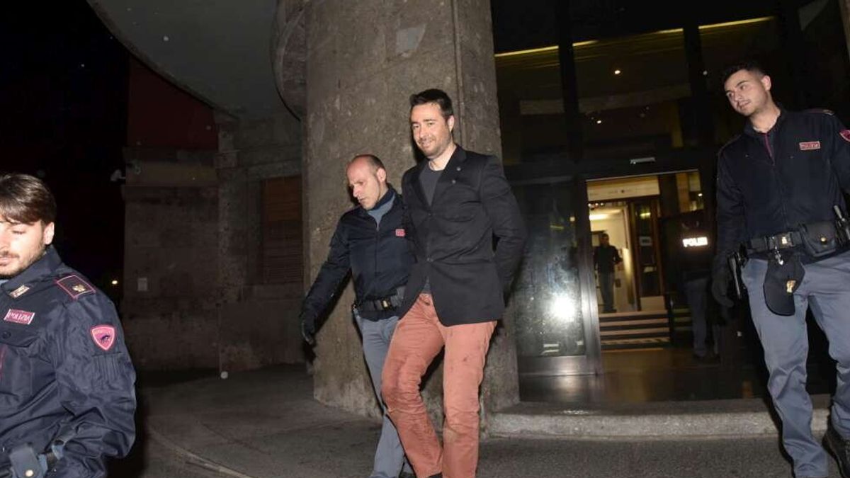 Marco Manfrinati viene condotto in carcere dopo aver sfregiato l'ex e ucciso il padre di lei