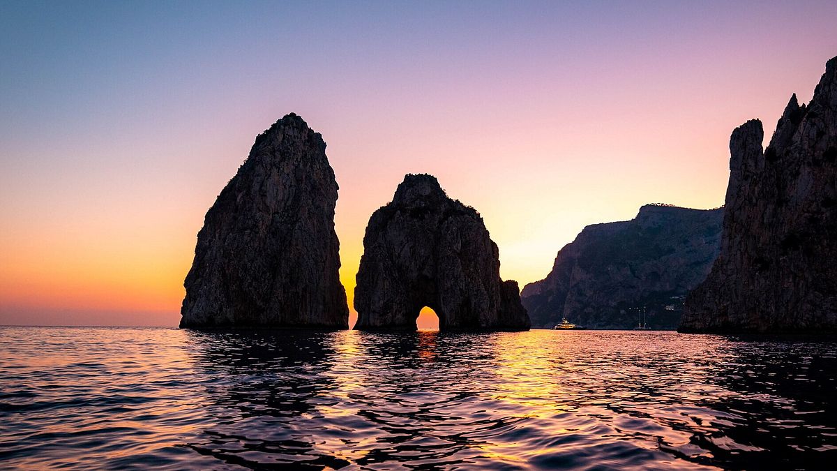  Capri, il Faraglione di mezzo