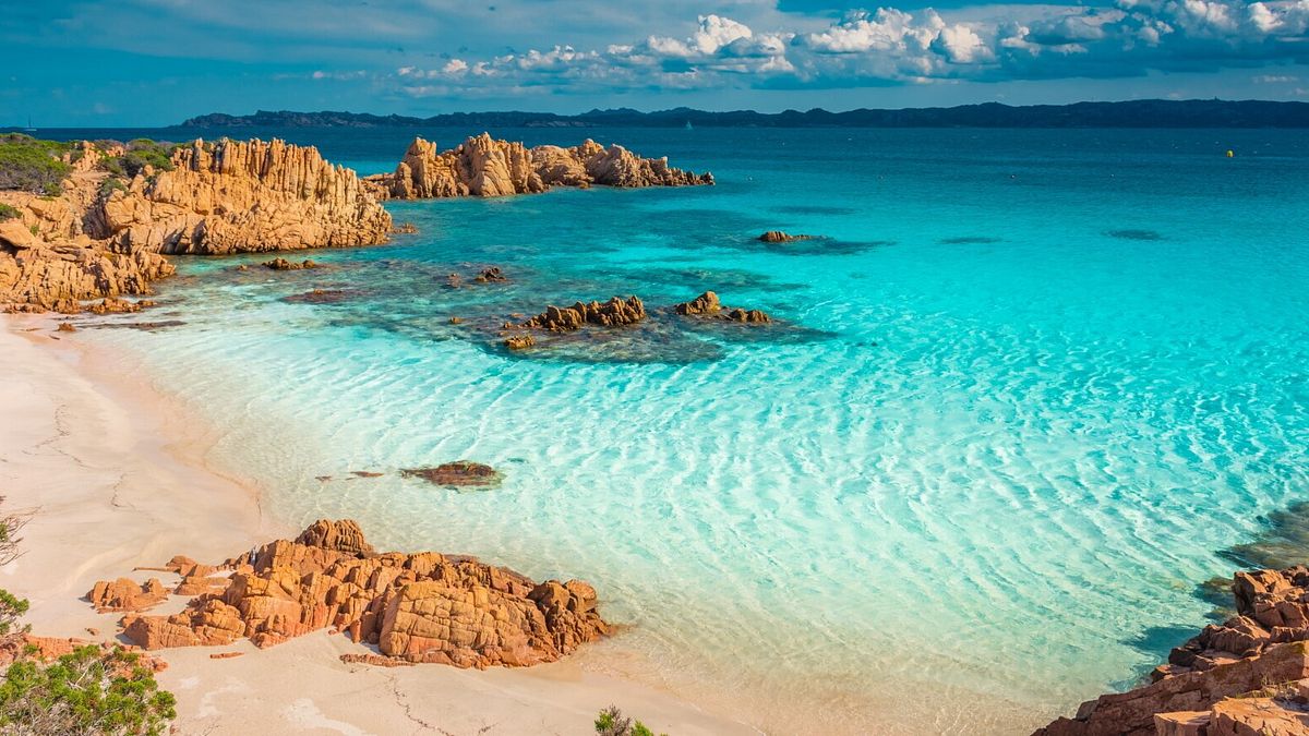 Spiaggia di sabbia rosa nell'isola di Budelli
