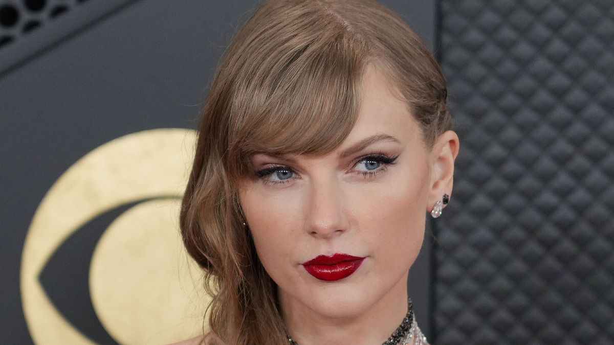 Taylor Swift sul red carpet dei Grammy 2024