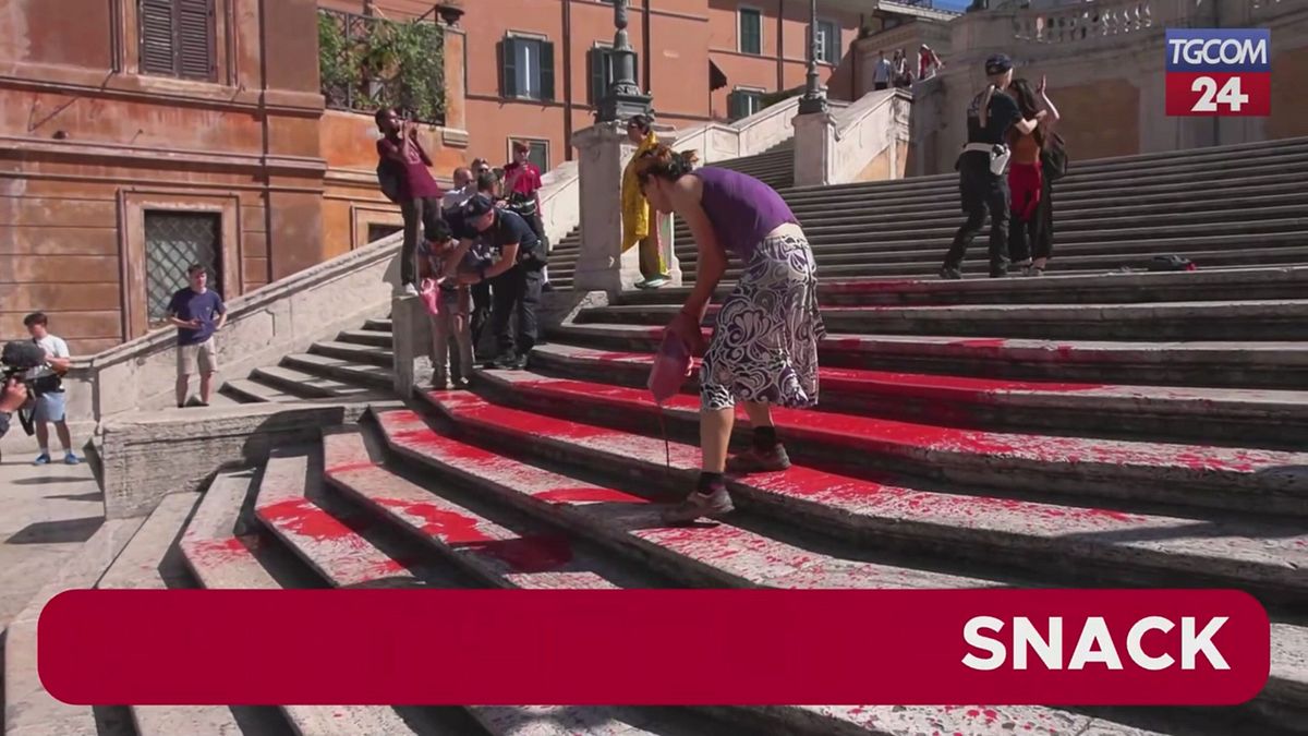 Roma, vernice rossa sulla Scalinata Trinità dei Monti