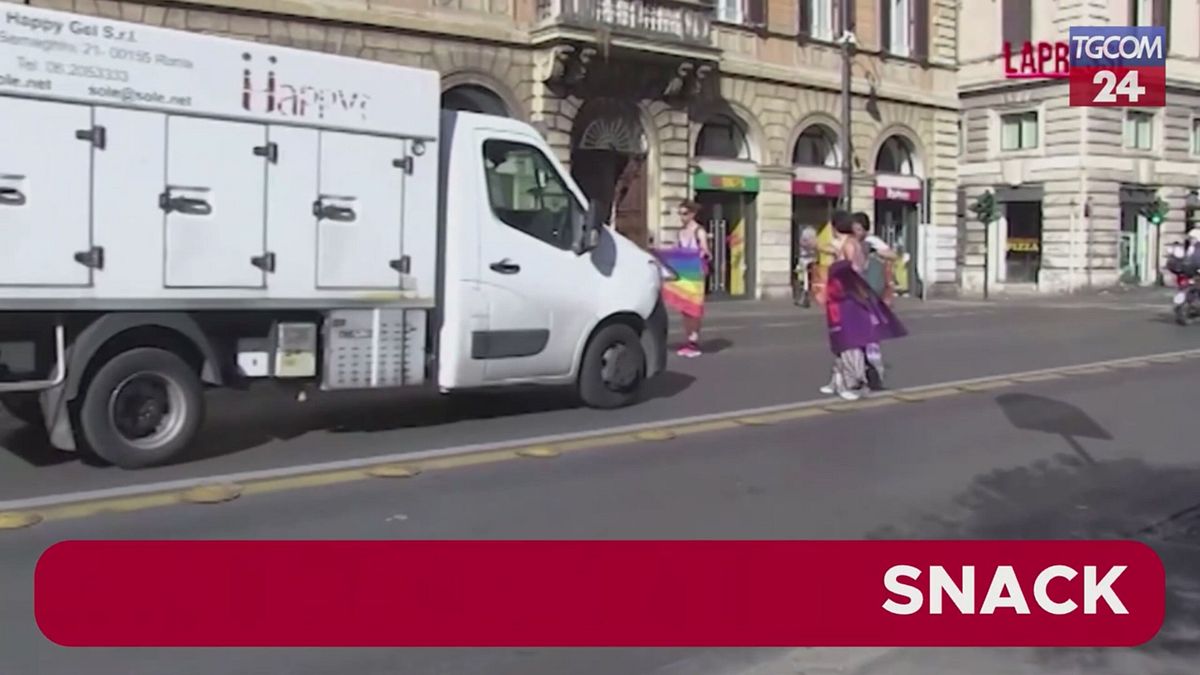 Roma, blitz di "Bruciamo tutto" per la comunità Lgbtq : bloccato il centro della Capitale