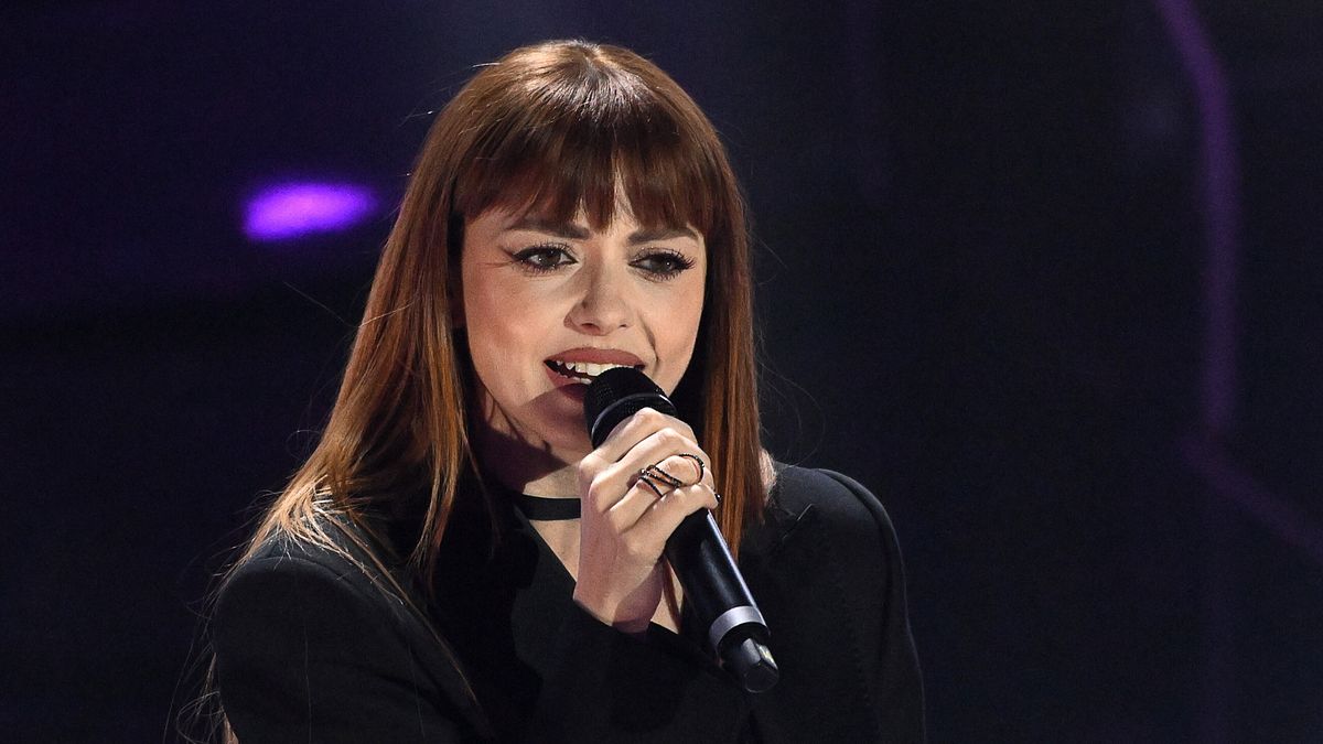 A Sanremo make up "bold" e grintoso per Annalisa