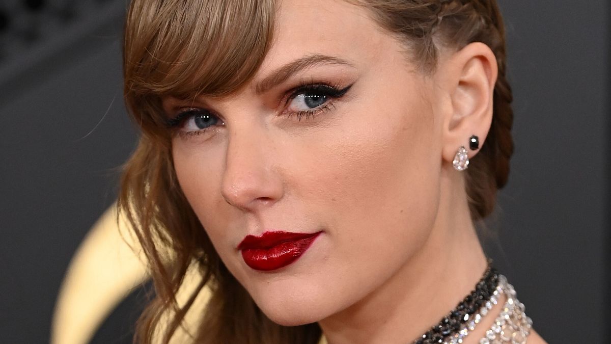 Taylor Swift sul red carpet dei Grammy 2024