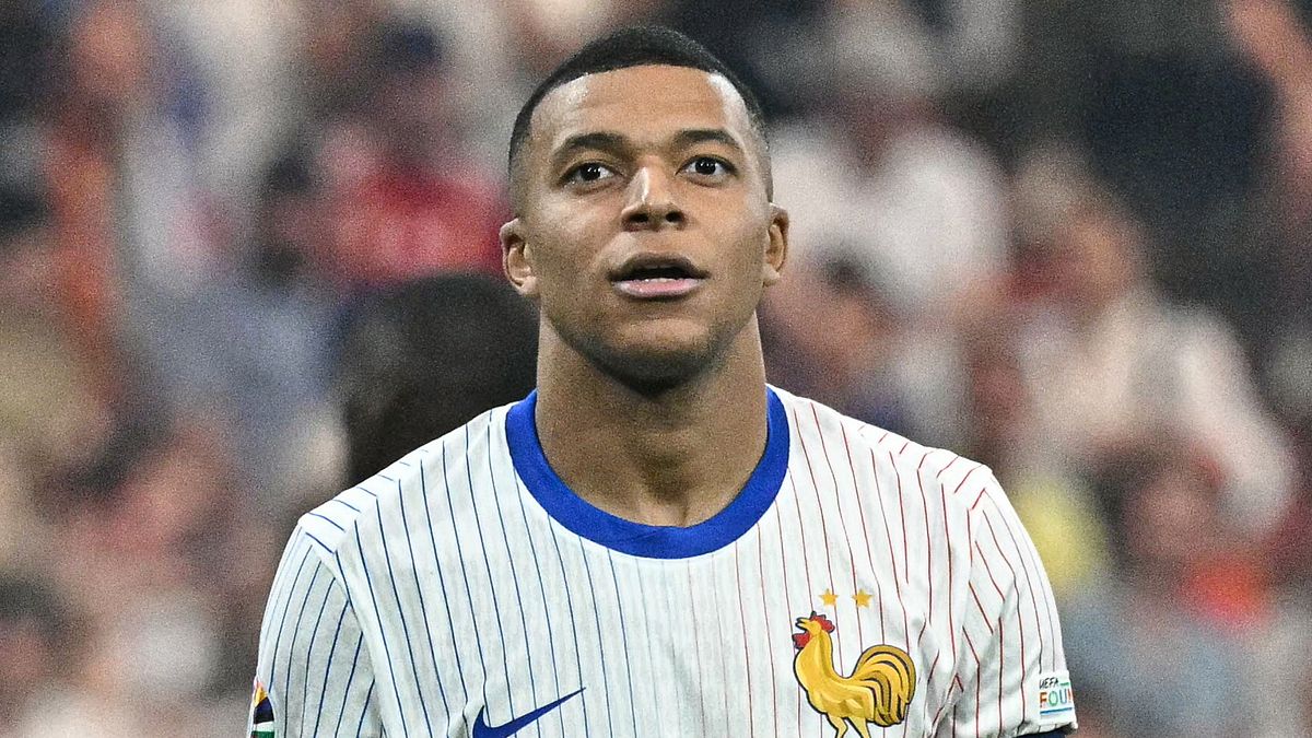 Piccola grande novità per Kylian Mbappé nella semifinale di Euro 2024 contro la Spagna. Per la prima volta dalla rottura del setto nasale con l'Austria, l'attaccante francese è sceso in campo dal primo minuto senza la maschera protettiva che aveva indossato nelle ultime gare. Un segnale d'incoraggiamento in merito alla sue condizioni. 