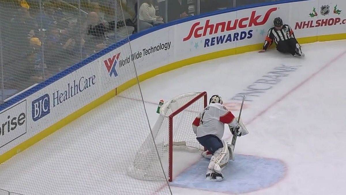 NHL, sponda con l'arbitro e gol