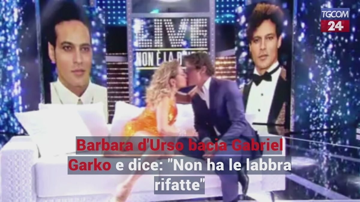 Barbara d'Urso bacia Gabriel Garko e dice: "Non ha le labbra rifatte"