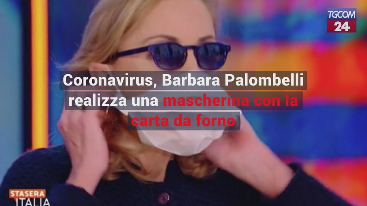 Coronavirus, Barbara Palombelli realizza una mascherina con la carta da forno