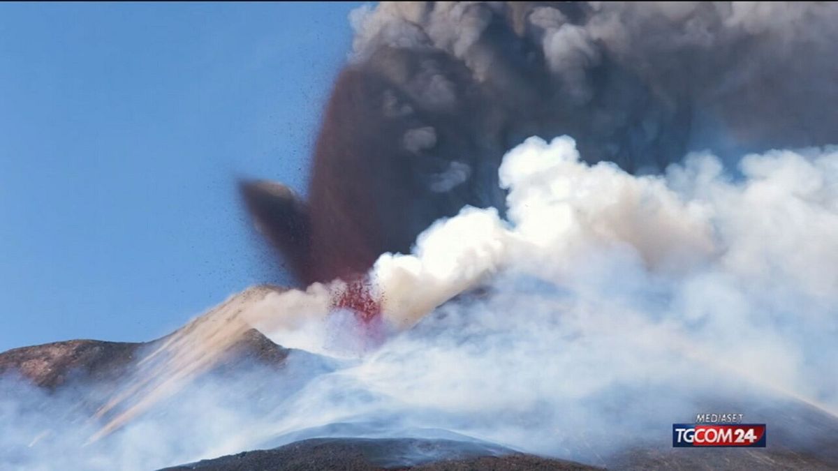 Etna, la spettacolare eruzione a 3mila metri di altezza