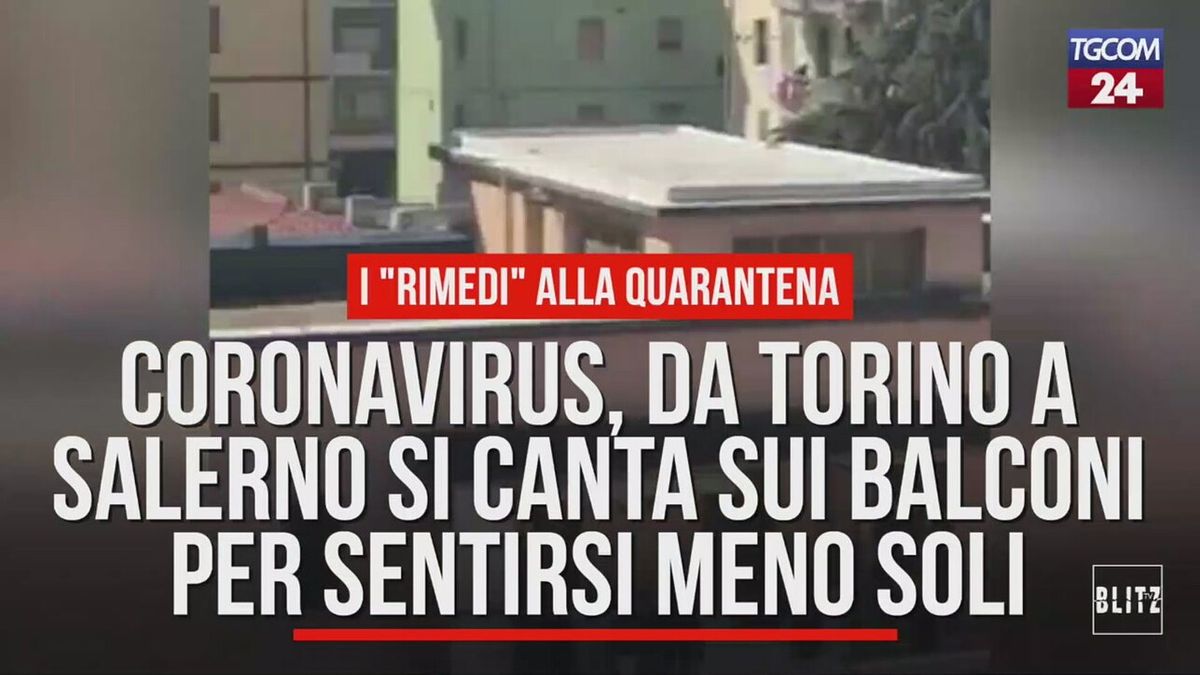 Coronavirus, da Torino a Salerno si canta sui balconi per sentirsi meno soli