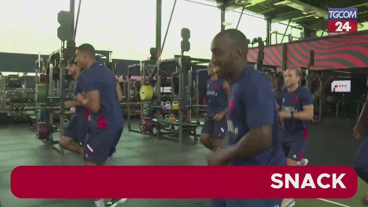 Le ballerine del Moulin Rouge incontrano la squadra francese di rugby: ecco la loro coreografia