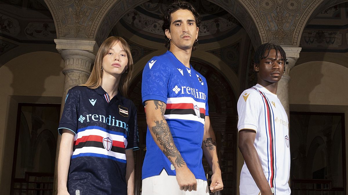 La Sampdoria svela ufficialmente le maglie per la stagione 2024/2024. Disegnate insieme a Macron, tutti e tre i kit blucerchiati sono realizzati in Eco Fabric, tessuto in poliestere al 100% proveniente dal riciclo di plastica post-consumer. Ecco le foto delle divise che indosseranno i ragazzi di Andrea Pirlo. 