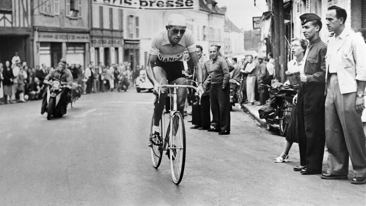 Fausto Coppi - Nel 1949 è il primo a piazzare la doppietta Giro-Tour nello stesso anno. Risultato che poi bissa nel 1952.
