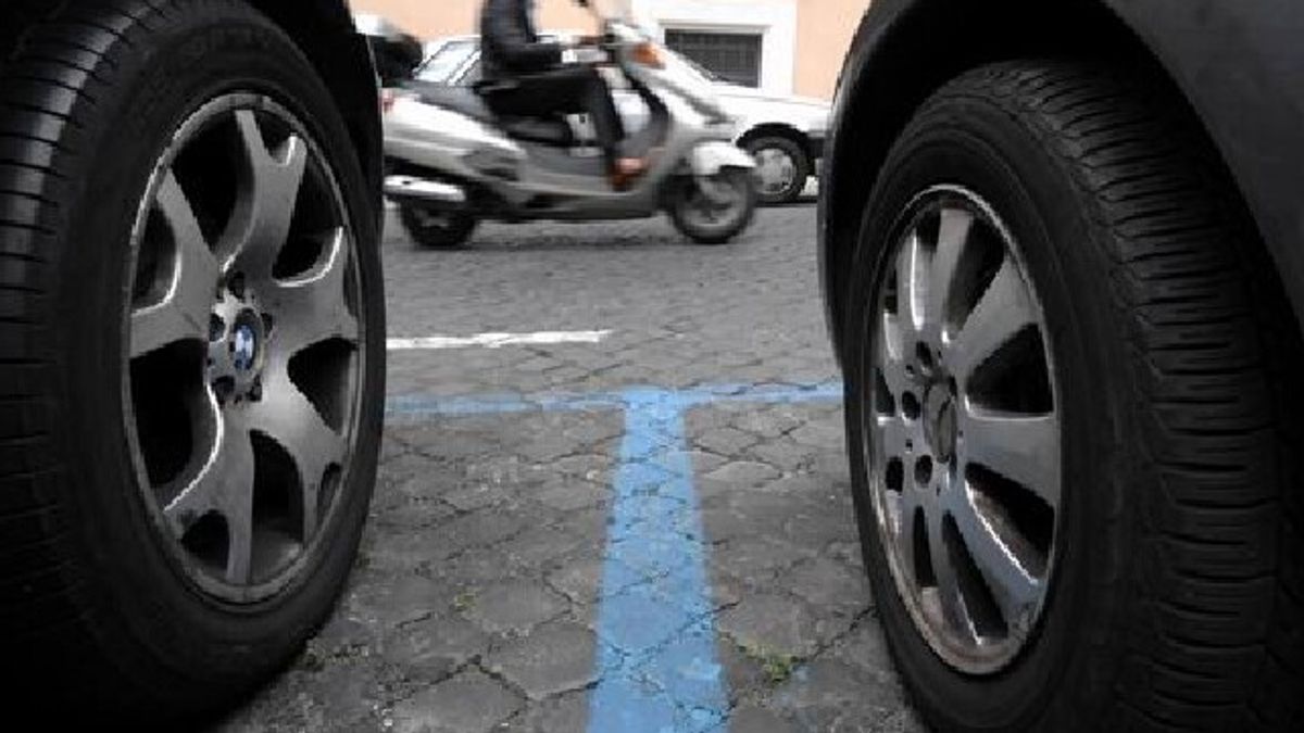 Un parcheggio a strisce blu