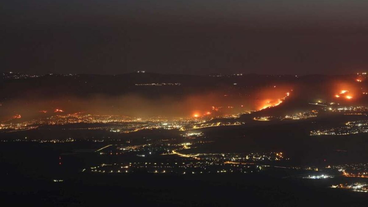 Gli incendi in Israele a Kiryat Shmona, vicino al confine con il Libano, dopo i raid del Paese vicino