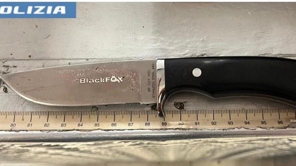 Il coltello, recuperato dalla polizia, con il quale è stato ferito l'ex assistente sociale a Bologna