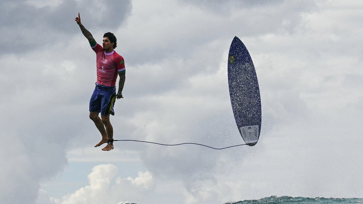 Tanti i momenti da non dimenticare in questa edizione delle Olimpiadi a Parigi: nuovi record, medaglie d'oro inaspettate e tante polemiche. Dallo scatto che ritrae il surfista brasiliano Gabriel Medina "volare" con la sua tavola al caso Khelif e alla protesta del Settebello. Ecco le emozioni vissute da tanti atleti in queste ultime settimane racchiuse in alcuni scatti che faranno storia
