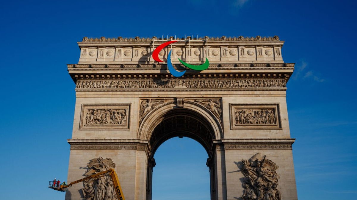 L'Arco di Trionfo si è risvegliato in compagnia degli Agitos. Simboli del movimento paralimpico, dopo il Tower Bridge a Londra 2012, la spiaggia di Copacabana a Rio 2016 e la baia di Tokyo per Tokyo 2020, hanno trovato nuovamente posto in una location altamente iconica.