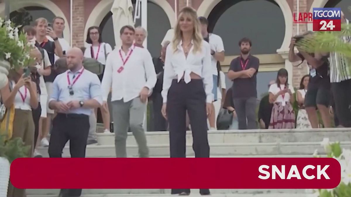 Venezia 81, la madrina Sveva Alviti posa per i fotografi